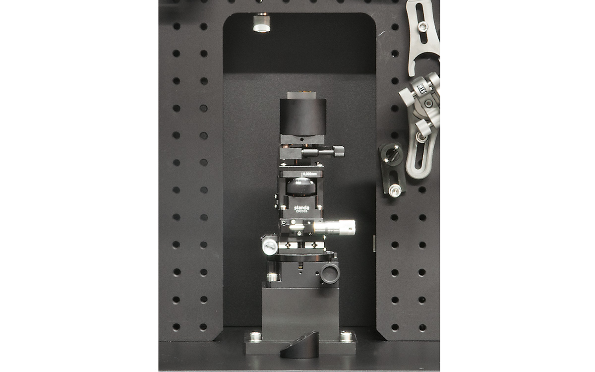 Compact and stable six axis manipulator for precise sample positioning